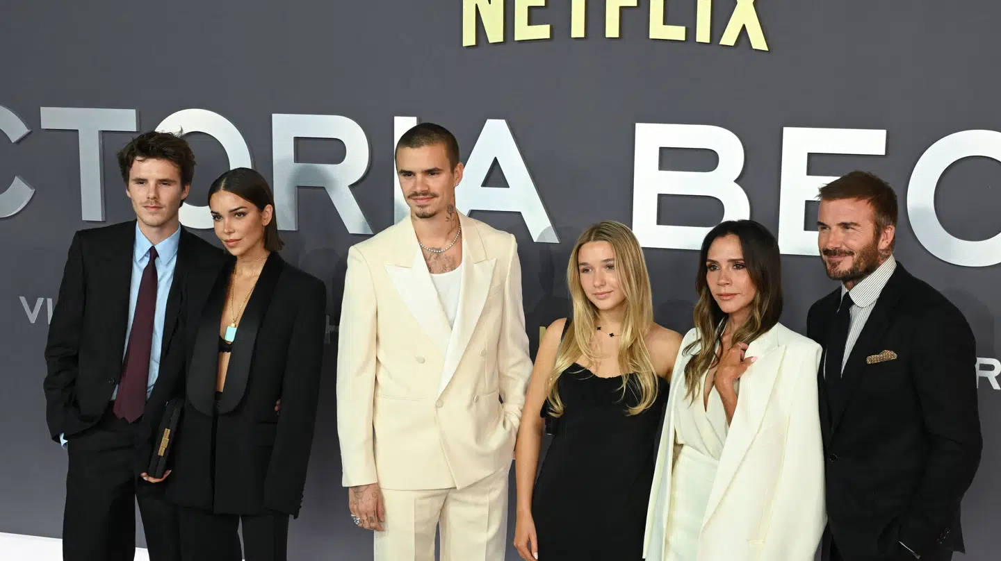 Nu har Romeo Beckham (i midten) fået en familie-tatovering.