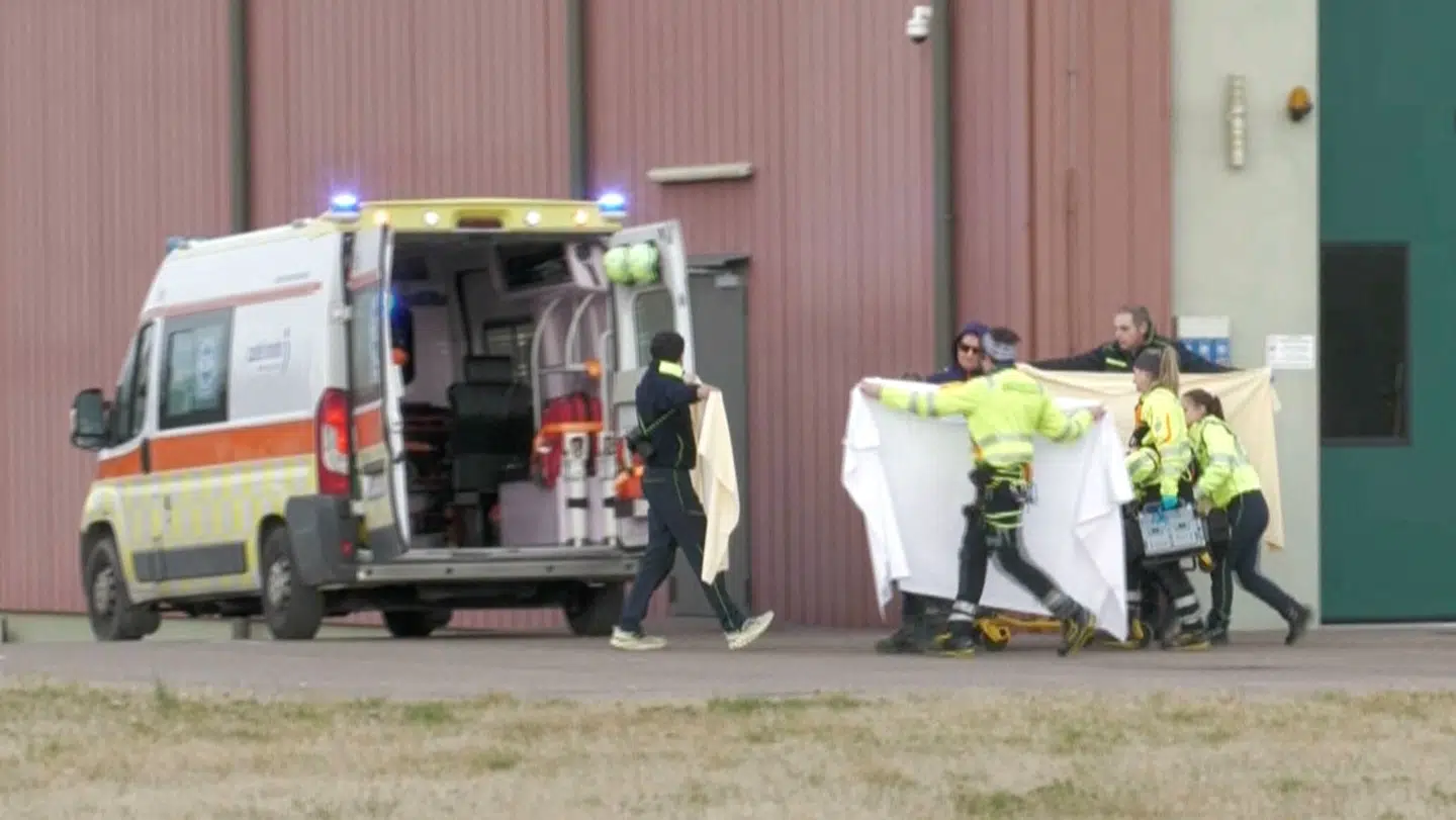 Skiløberen blevet fragtet til hospitalet efter sit vilde styrt.