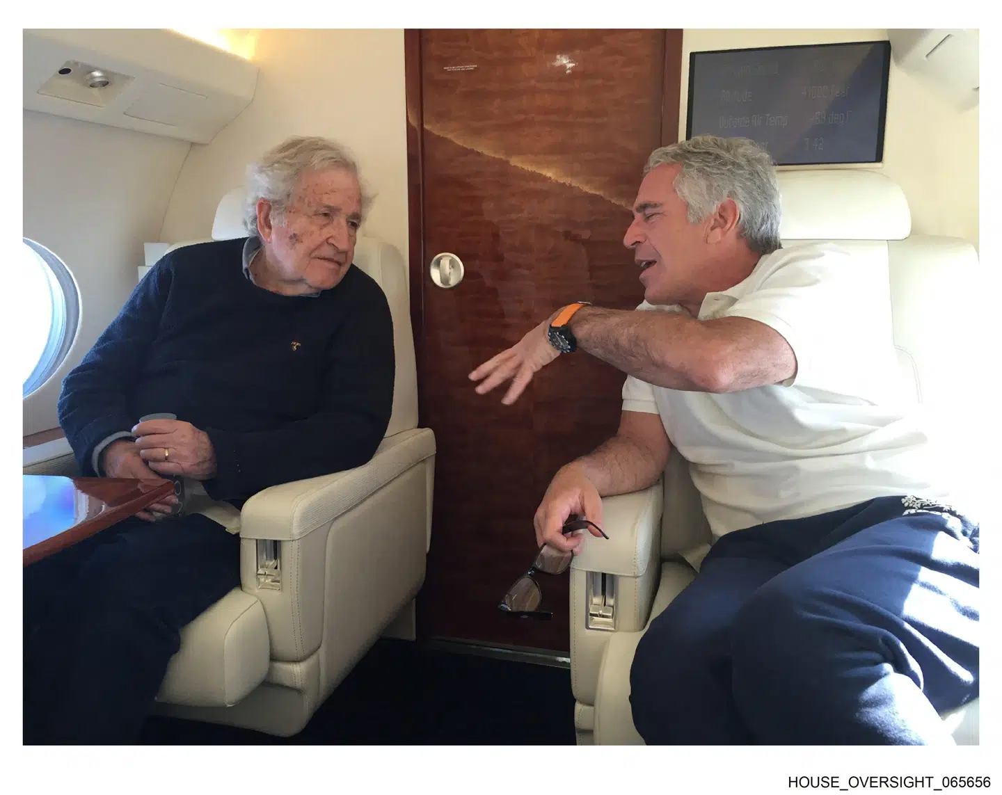 Forfatter Noam Chomsky (tv.) og Jeffrey Epstein på et udateret billede, der blev frigivet sidst i januar 2026 sammen med mere end tre millioner andre filer i Epstein-sagen.