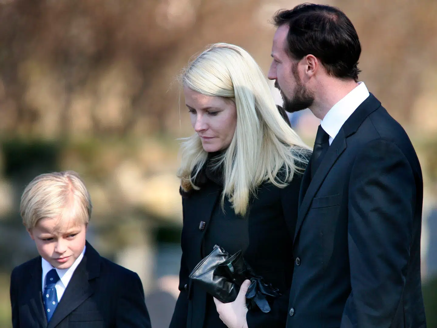 Kronprinsesse Mette-Marit (i midten) med sin søn Marius Borg Høiby (tv.) og kronprins Haakon (th.) i 2002.