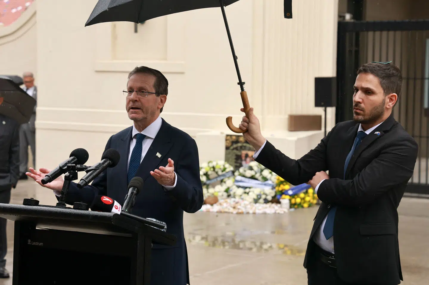 Israels præsident, Isaac Herzog, taler foran et mindesmærke for masseskyderiet i Sydney. Han har mandag indledt et fire dage langt besøg i den australske storby.