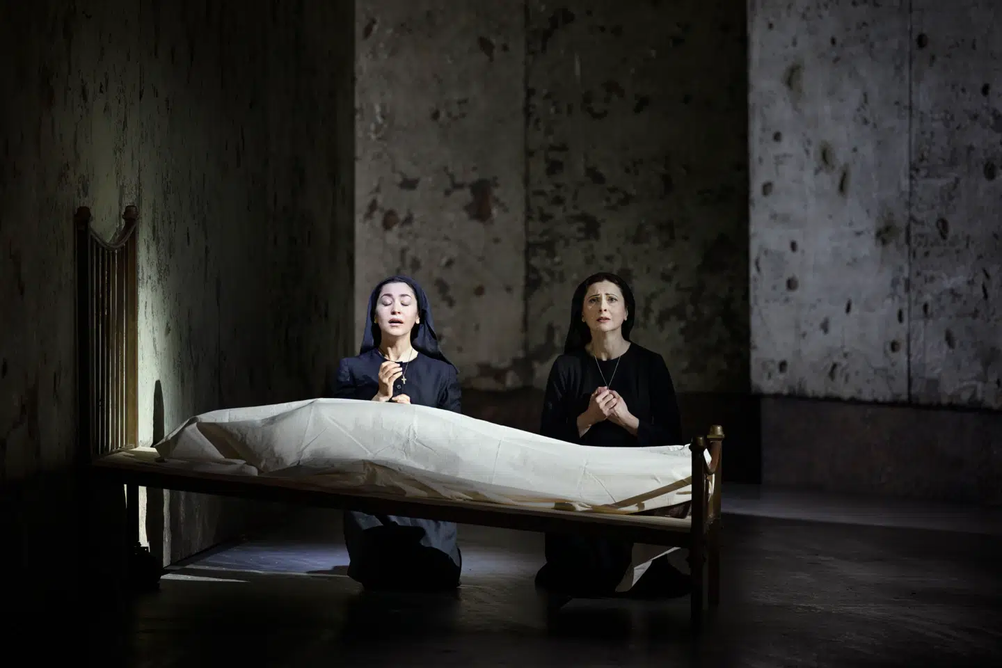 »Dialogues de Carmélites« havde premiere i 1957, og det er noget af det 20. århundredes fineste musikteater. Nu har Operaen i København sat den op. Her er det stjernerne Juliana Zara og Elena Tsallagova.