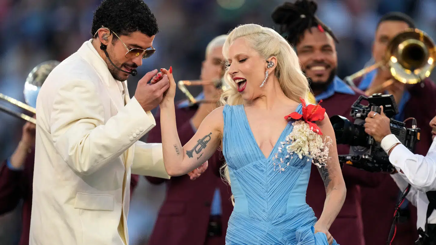 Bad Bunny blev også gjort selskab af Lady Gaga ved haf time-showet - også Ricky Martin var på programmet som gæsteoptræden ved showet.