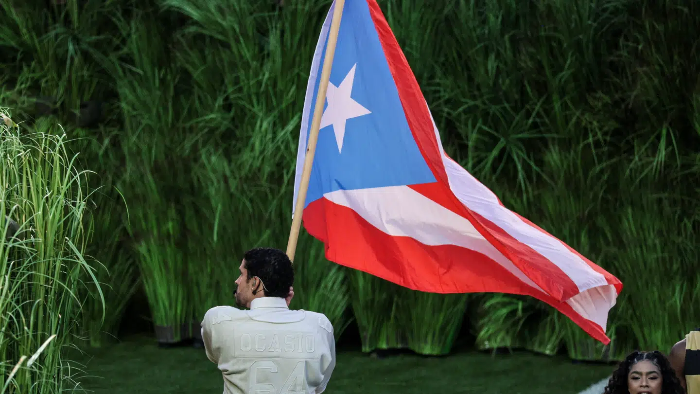 En hyldest til hjemlandet Puerto Rico. Bad Bunny holdt stolt det puertoricanske flag under sin optræden.