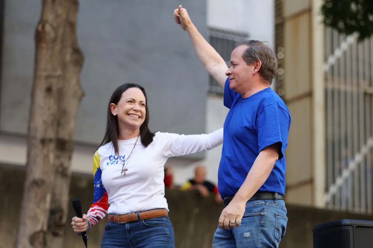 Oppositionspolitikeren Juan Pablo Guanipa ses ved siden af oppositionslederen Maria Corina Machado under en demonstration i Venezuelas hovedstad, Caracas, 9. januar 2025. Machado melder mandag morgen, at han er blevet kidnappet. (Arkivfoto).