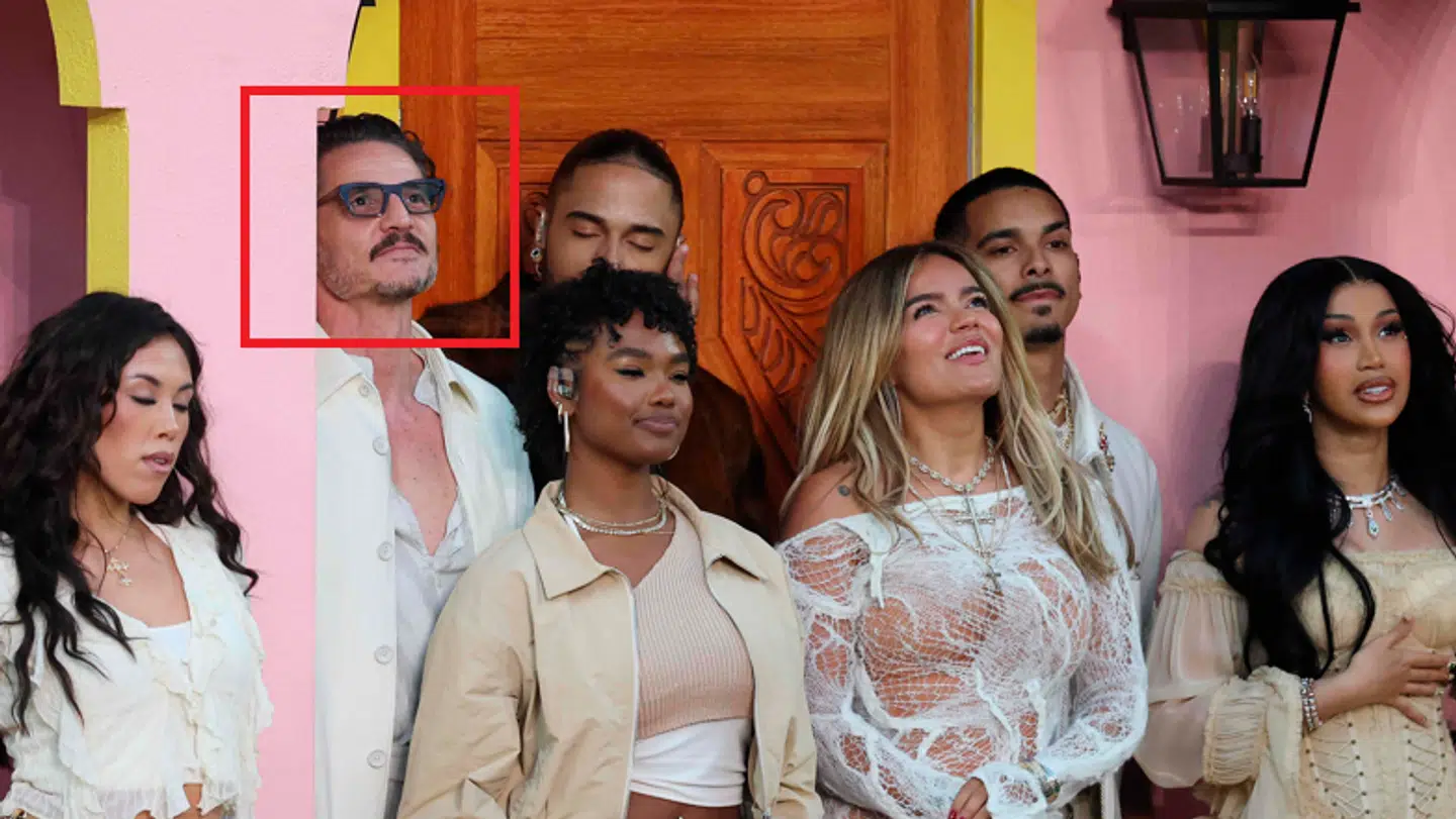 Skuespiller Pedro Pascal gemte sig godt, men blev alligevel spottet på scenen med Bad Bunny.