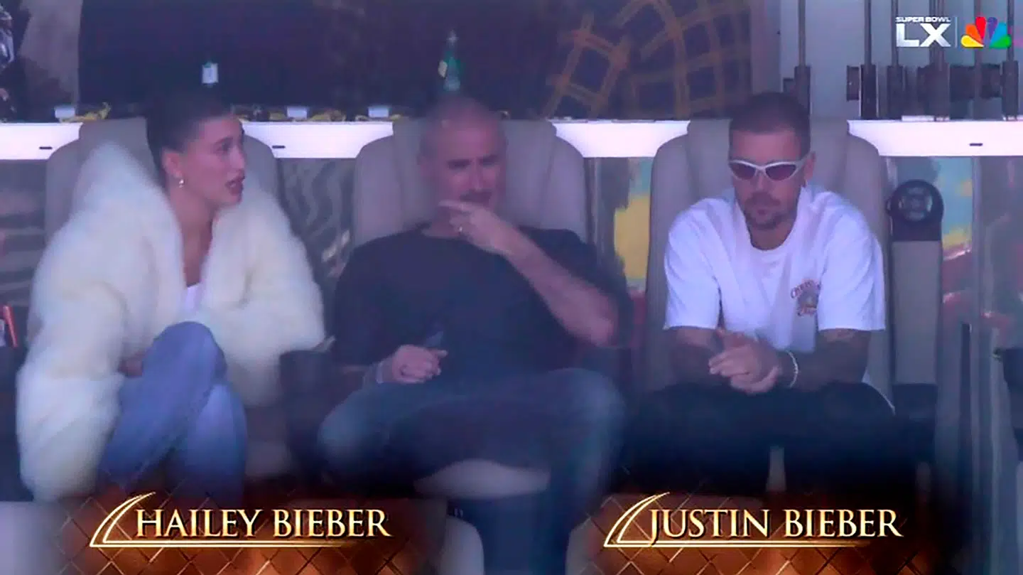 Iført en mildt sagt bemærkelsesværdig brille nød Justin Bieber kampen med sin hustru Hailey Bieber fra, hvad der ligner et VIP-område.