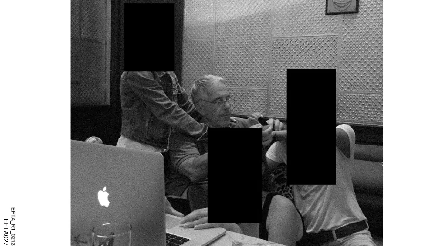 Den afdøde seksualforbryder Jeffrey Epstein med to ukendte personer. Detaljerne fra de såkaldte Epstein-filer bliver ved med at dukke op.