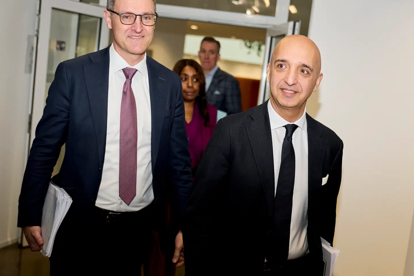 Novo Nordisks topchef, Mike Doustdar (th.), og finansdirektør, Karsten Munk Knudsen, har mistet tålmodigheden med den fremtrædende onlineklinik og kopiproducent Hims & Hers, der har tidligere Novo Nordisk-kronprins Kaare Schultz i bestyrelsen. Nu ruller selskabet det store juridiske våbenarsenal frem.