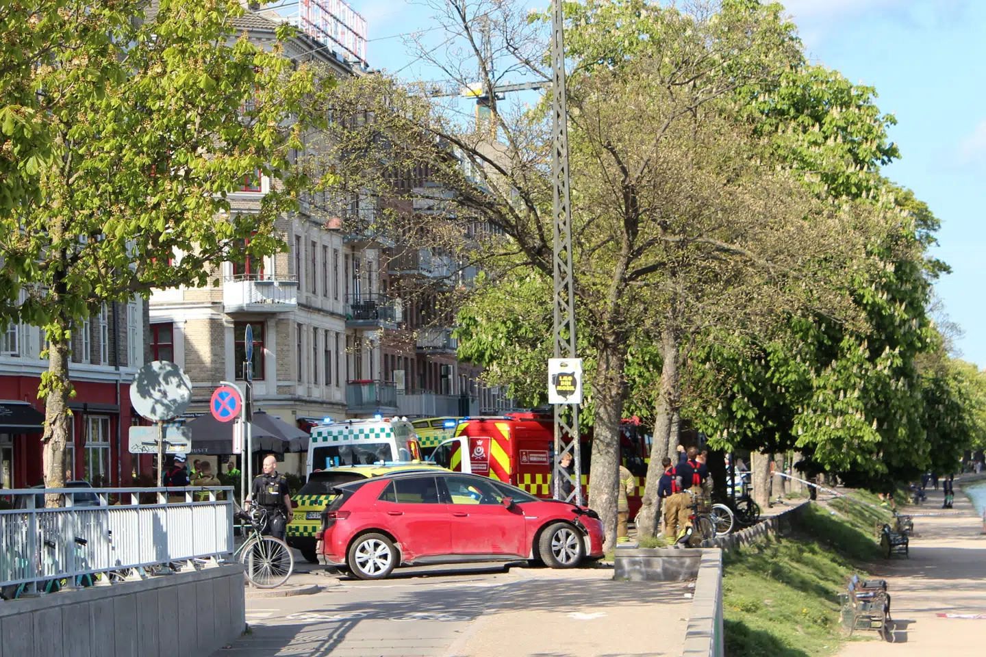 Adskillige mennesker sad ved to cafe'er ved Sortedam Dossering i København 30. april sidste år, da en lille rød VW ID 3 kørte op på fortovet. Bilisten er tiltalt for såkaldt vanvidskørsel. På grund af svækkelse burde han ikke have kørt, påstår anklagemyndigheden. Men et notat fra en overlæge viser, at han lider af demens. (Arkivfoto)