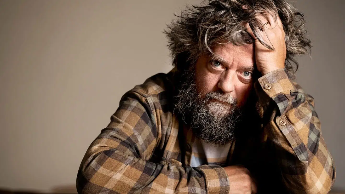 Anders Lund Madsen er journalist, tv- og podcastvært og komiker – og far til otte.