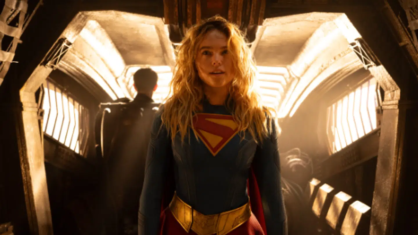 Amelia Alcock som Supergirl.