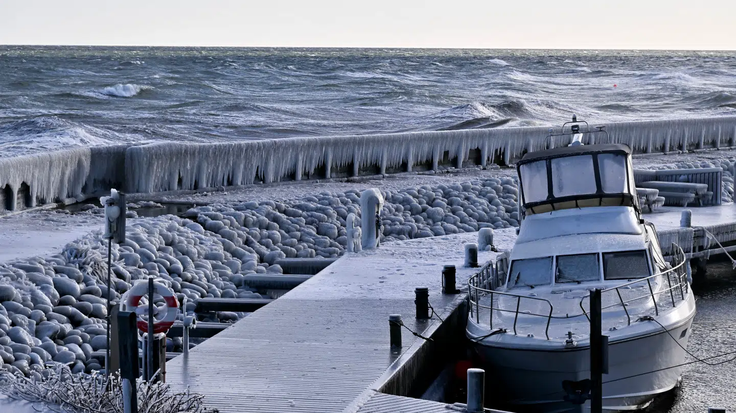 Arkivfoto. Den kolde vinter har fået gavne til at ise til. Her er det havnen i Grenå den 3. februar 2026.
