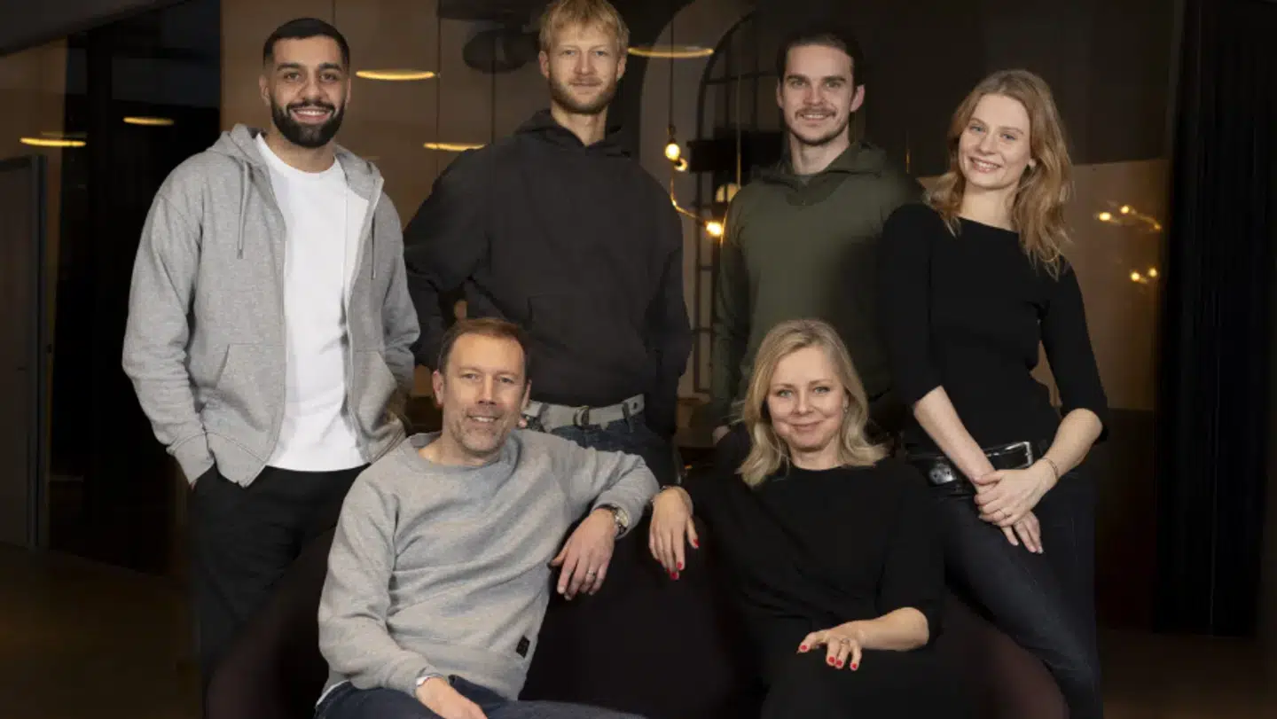 Clara Rosager (Yderst til højre) med flere af de medvirkende i DR's nye dramaserie 'Uniformen'.