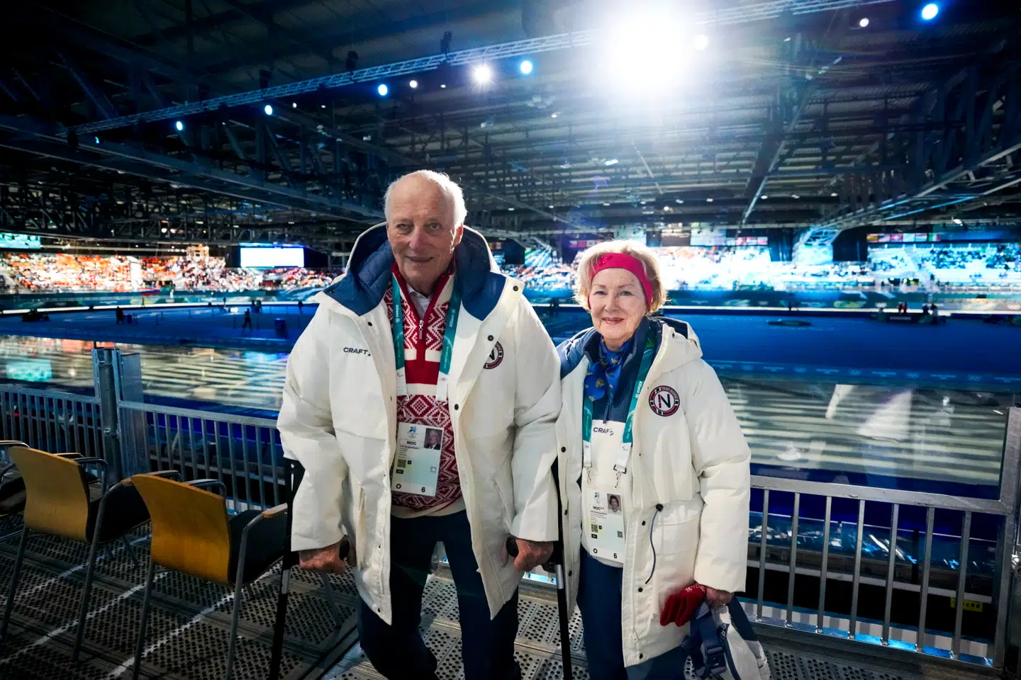 Det norske kongepar, kong Harald og dronning Sonja, er som altid mødt op for at støtte de succesfulde norske atleter til årets vinter-OL i italienske Milano. Her ses kongeparret foran speed skating-arenaen.