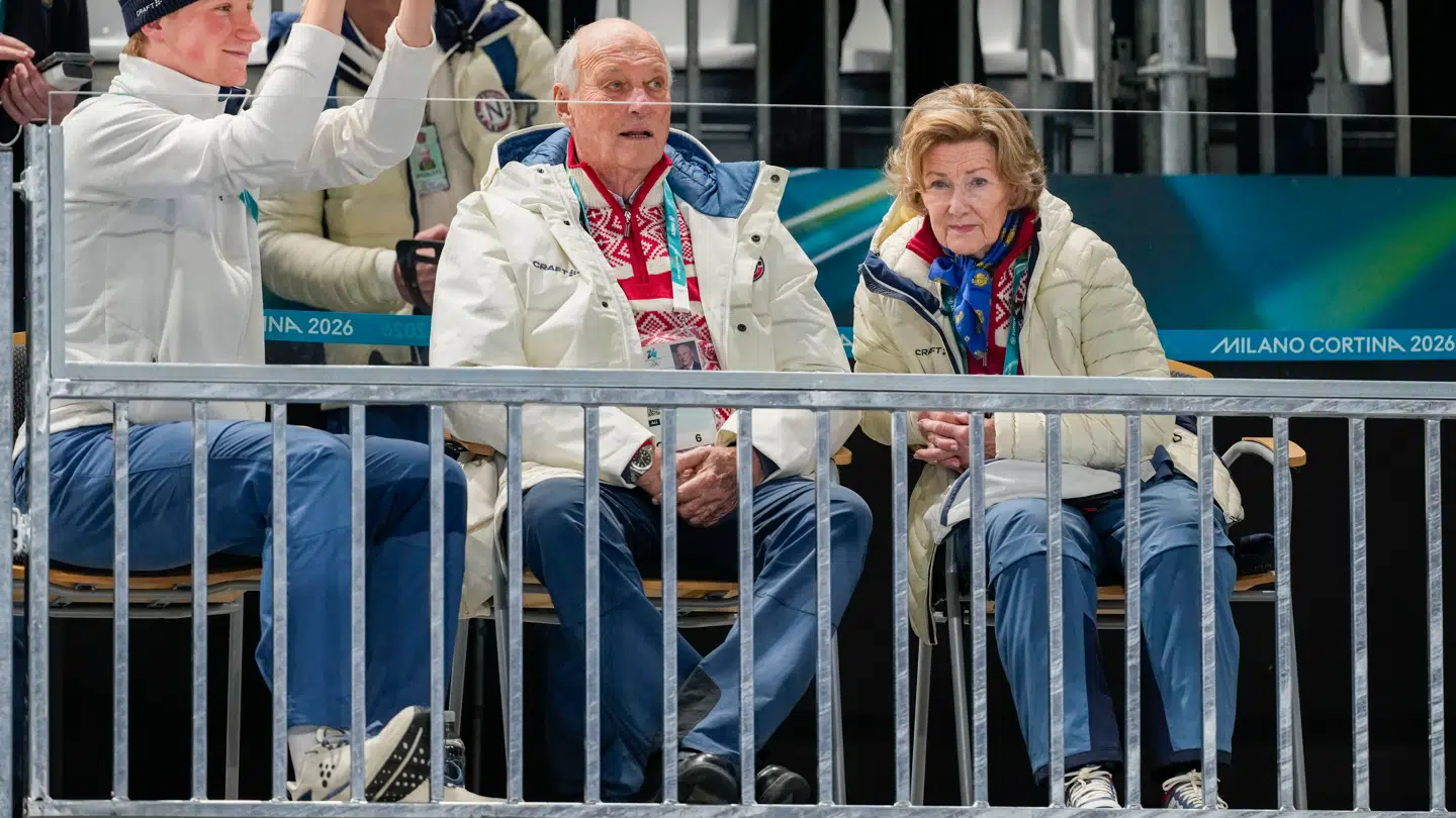 Kongeparret er faste gæster til vinter-OL, og »heldigvis for monarkiet« har den seneste tids skandaler i det norske kongehus ikke bremset kongeparrets deltagelse til den igangværende vintersportsbegivenhed, lyder det nu fra flere eksperter.