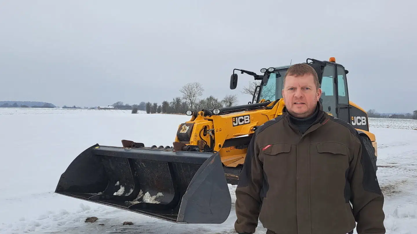 Michael Lau Rasmussen foran den teleskoplæsser, han brugte til at rydde sne med fredag.