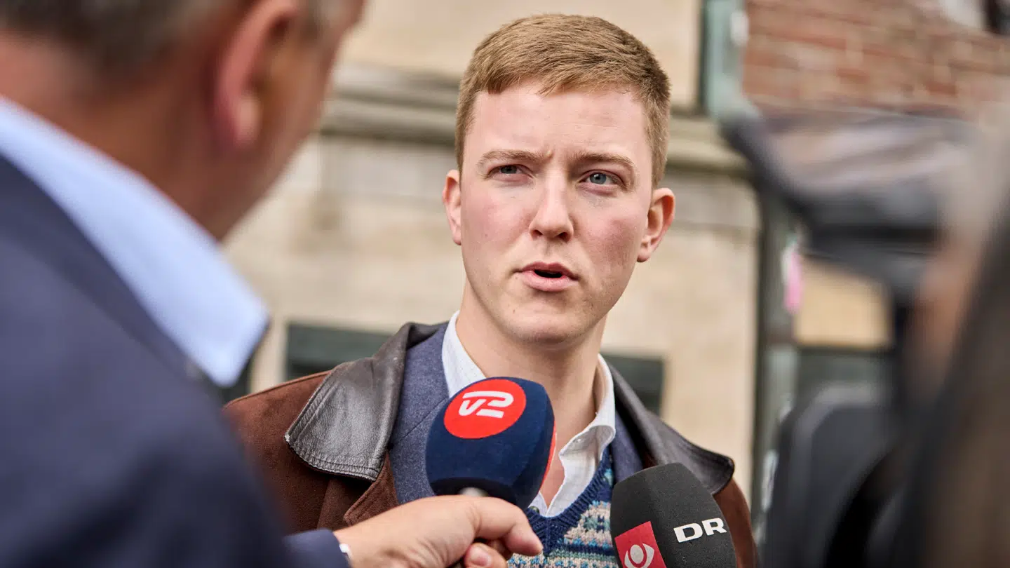 Mikkel Bjørn (DF) afviser, at han fremsætter krav til »den og det« og »en og et«. Han foreslår, at man ikke tildeler statsborgerskab til mennesker, der ikke taler et grundlæggende dansk.