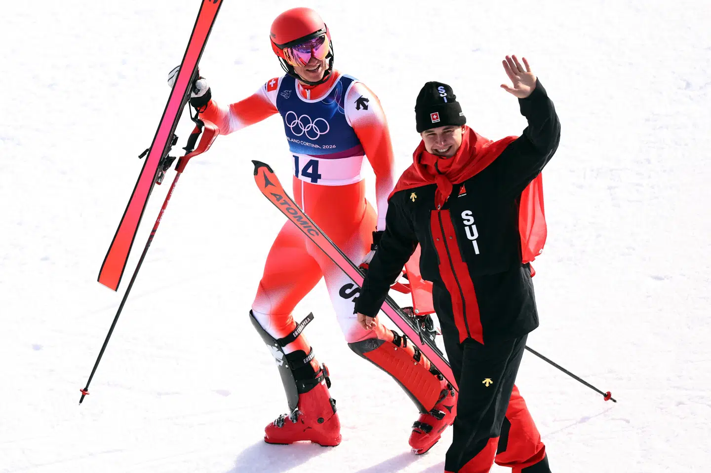 Med det schweiziske flag over skuldrene jubler Franjo von Allmen her med sin makker, Tanguy Nef.