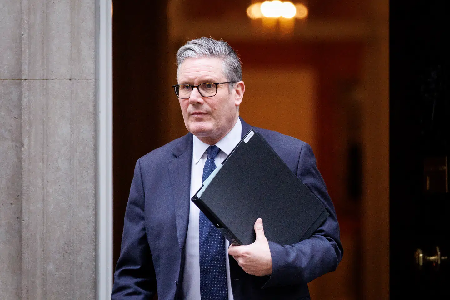 Flere topfigurer tæt på Keir Starmer har forladt deres poster efter den seneste offentliggørelse af Epstein-filerne.