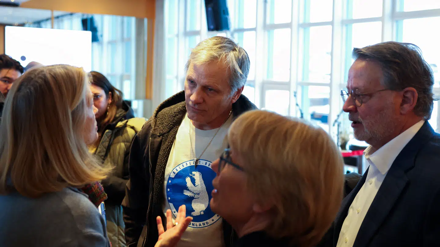 Her taler Viggo Mortensen med den amerikanske senator Lisa Murkowski.