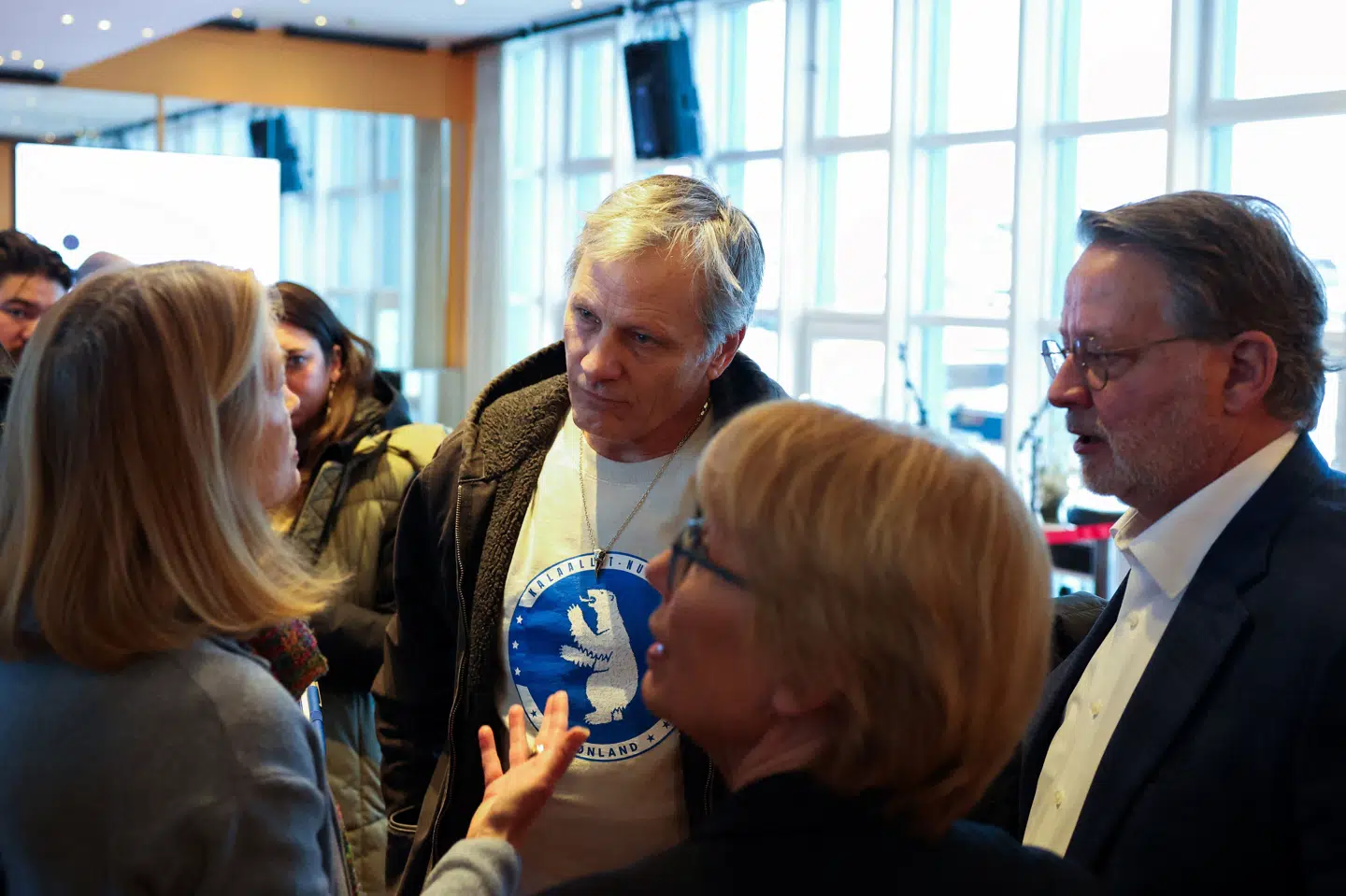 Skuespiller Viggo Mortensen taler med den amerikanske senator Lisa Murkowski i forbindelse med et pressemøde i grønlandske Nuuk mandag.