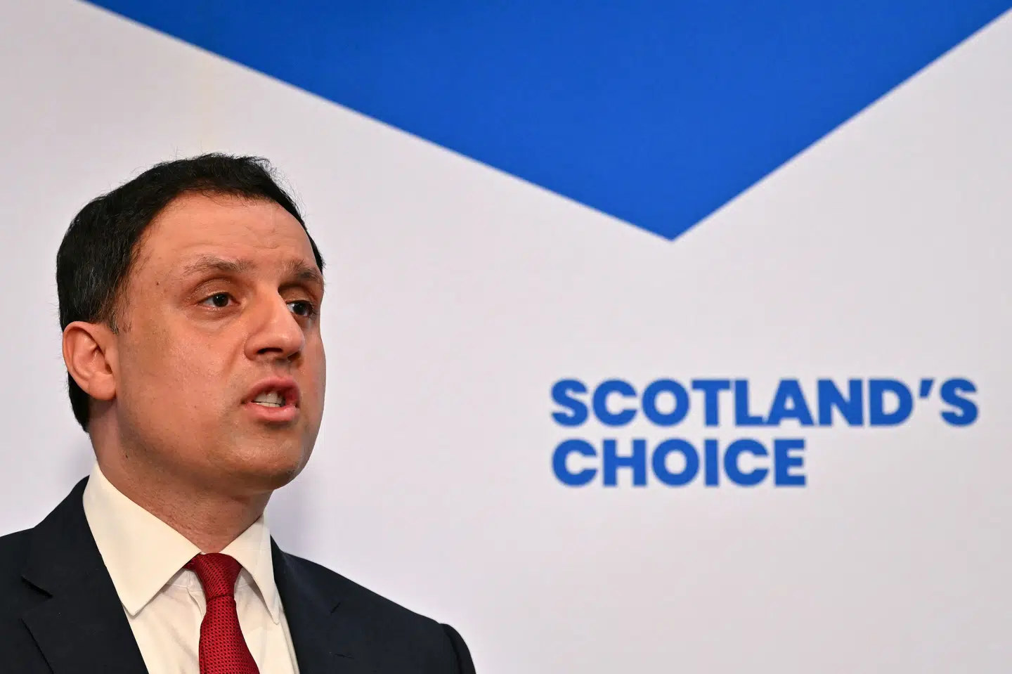 Den skotske Labour-leder, Anas Sarwar, opfordrer Keir Starmer til at trække sig som premierminister under et pressemøde mandag.