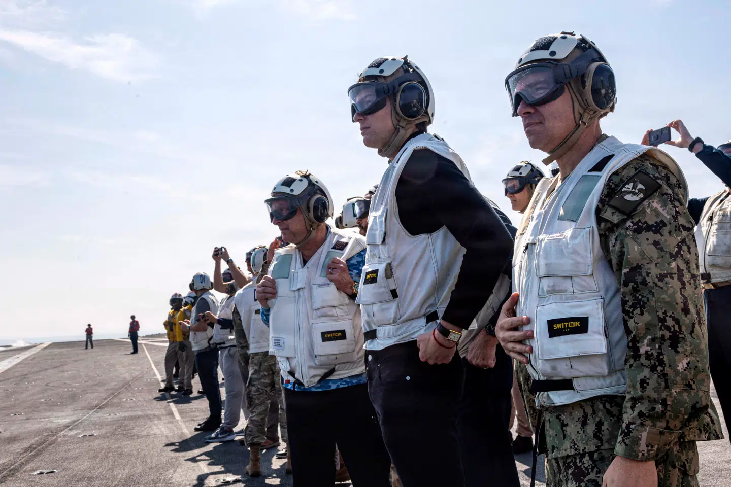 Klar til kamp? Efter forhandlinger med Iran i Oman besøgte Trumps udsendinge Steve Witkoff (tv.) og Jared Kushner (i midten) hangarskibet »Abraham Lincoln«, der er en del af den flotille, præsident Trump har sendt til regionen for at presse Iran.