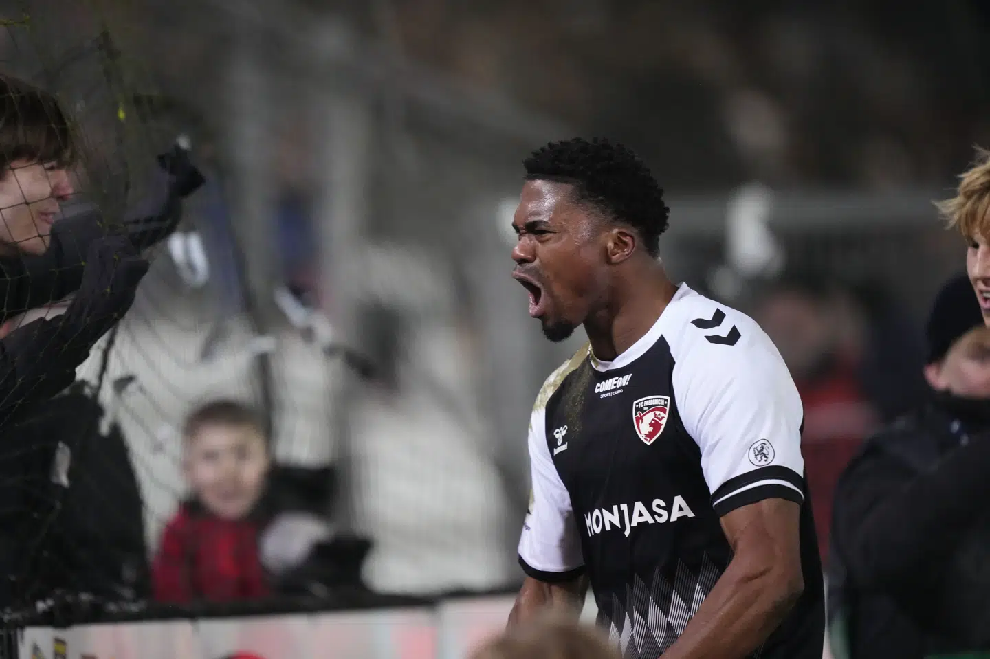 Friday Etim jubler foran Fredericia-fansene efter sin scoring i første halvleg.