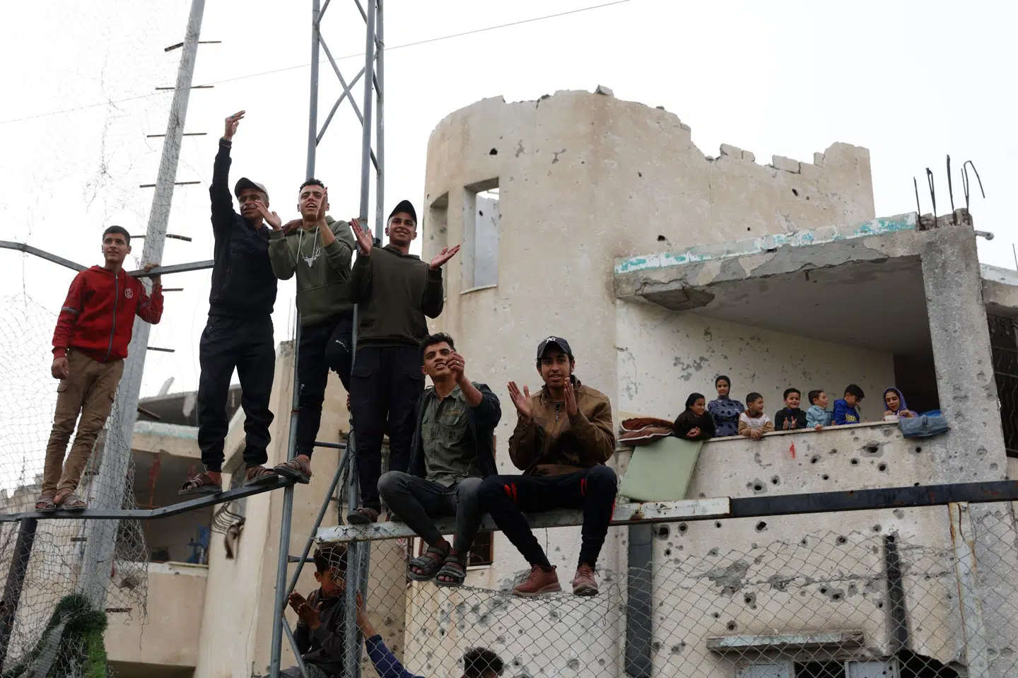 Billedet er fra Gaza By i Gaza den 9. februar, hvor palæstinensere overværer en fodboldkamp i område præget af ødelæggelser fra israelske angreb. Israelsk medie melder, at indonesiske soldater snart vil ankomme til området. (Arkivfoto).