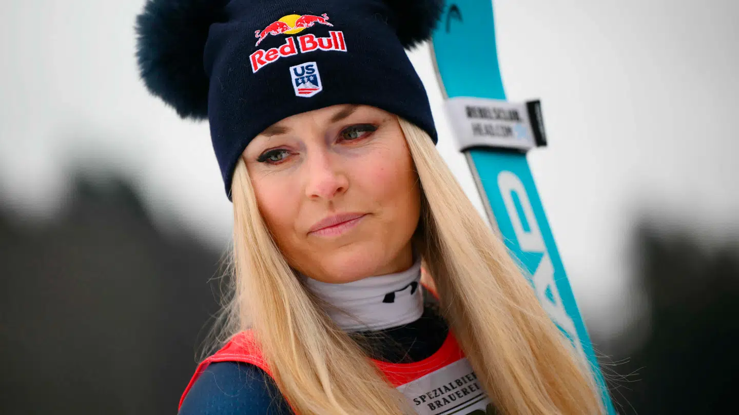 41-årige Lindsey Vonn endte i et alvorligt styrt under OL i Milano søndag.