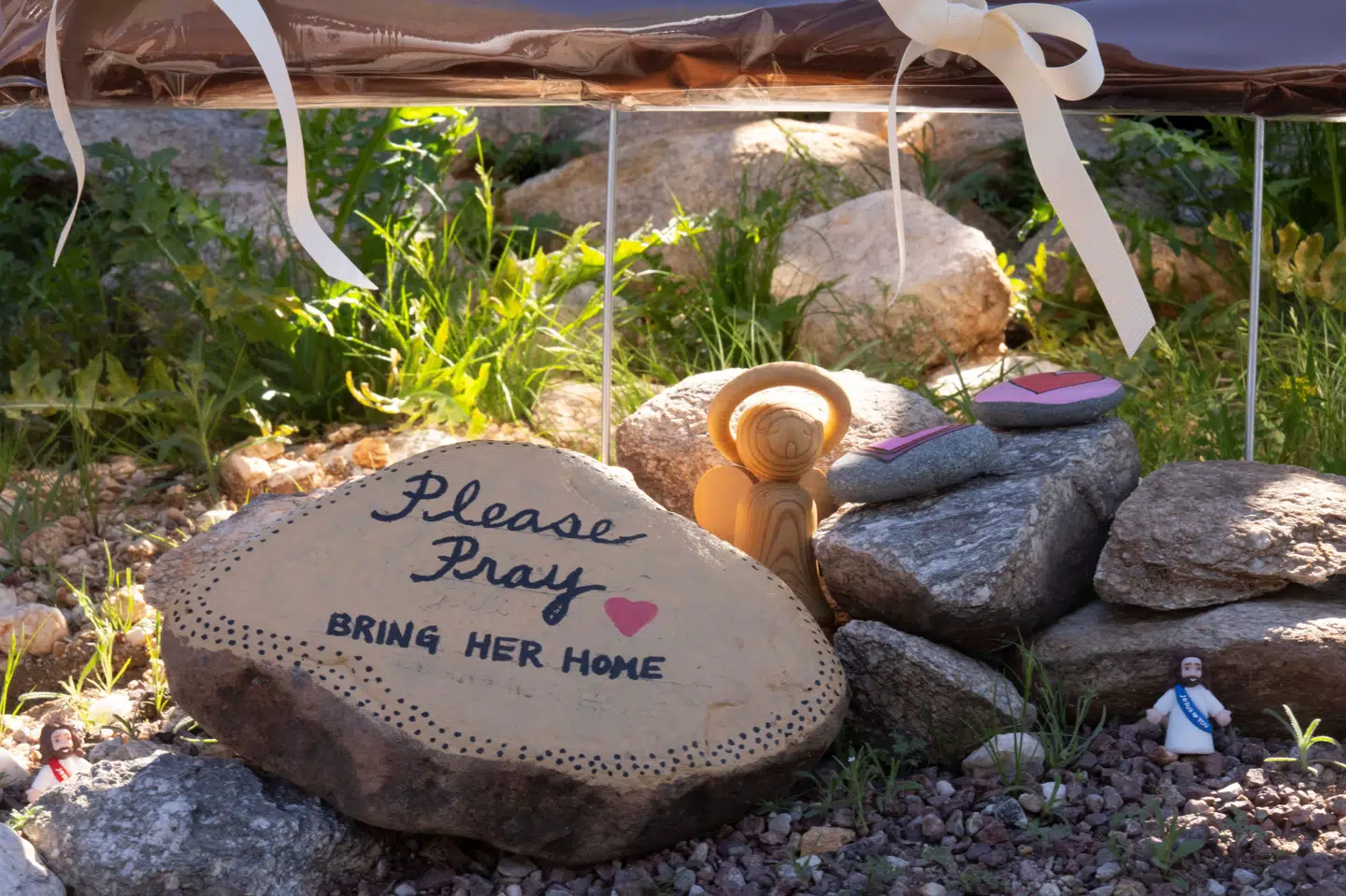 Billede fra mandag i Tucson i Arizona viser sten, som er blevet lagt af folk, der forsøger at hjælpe i eftersøgningen af den forsvundne Nancy Guthrie, som er mor til tv-vært Savannah Guthrie. (Arkivfoto).