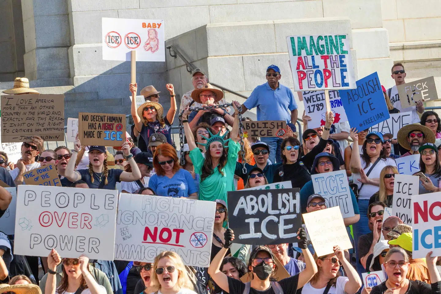 Billedet er fra den 31. januar, hvor folk kan ses demonstrere mod immigrationsmyndigheden ICE i Los Angeles. Dommer blokerer nu for del af lov, der blev underskrevet efter razziaer fra ICE i storbyen. (Arkivfoto).
