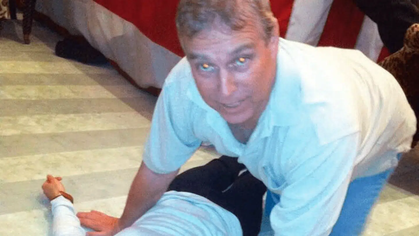 Et af de mange billeder, hvor Andrew fremgår fra de offentliggjorte Epstein-filer.