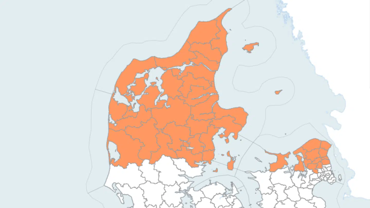 Ifølge DMIs nuværende varsel rammer lavtrykket fra Ringkøbing og opefter – men det er forbundet med stor usikkerhed.