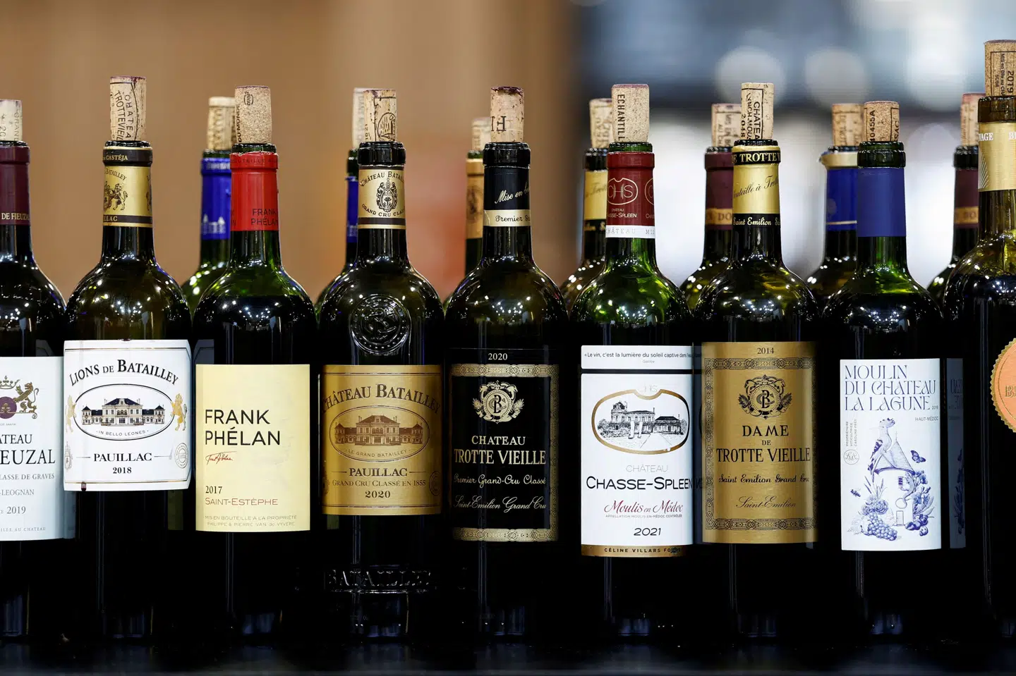 Salget af franske vine som Bordeaux og Bourgogne går ikke så godt som tidligere. Det skyldes især amerikanske toldsatser og kinesiske afgifter, skriver Reuters. (Arkivfoto).