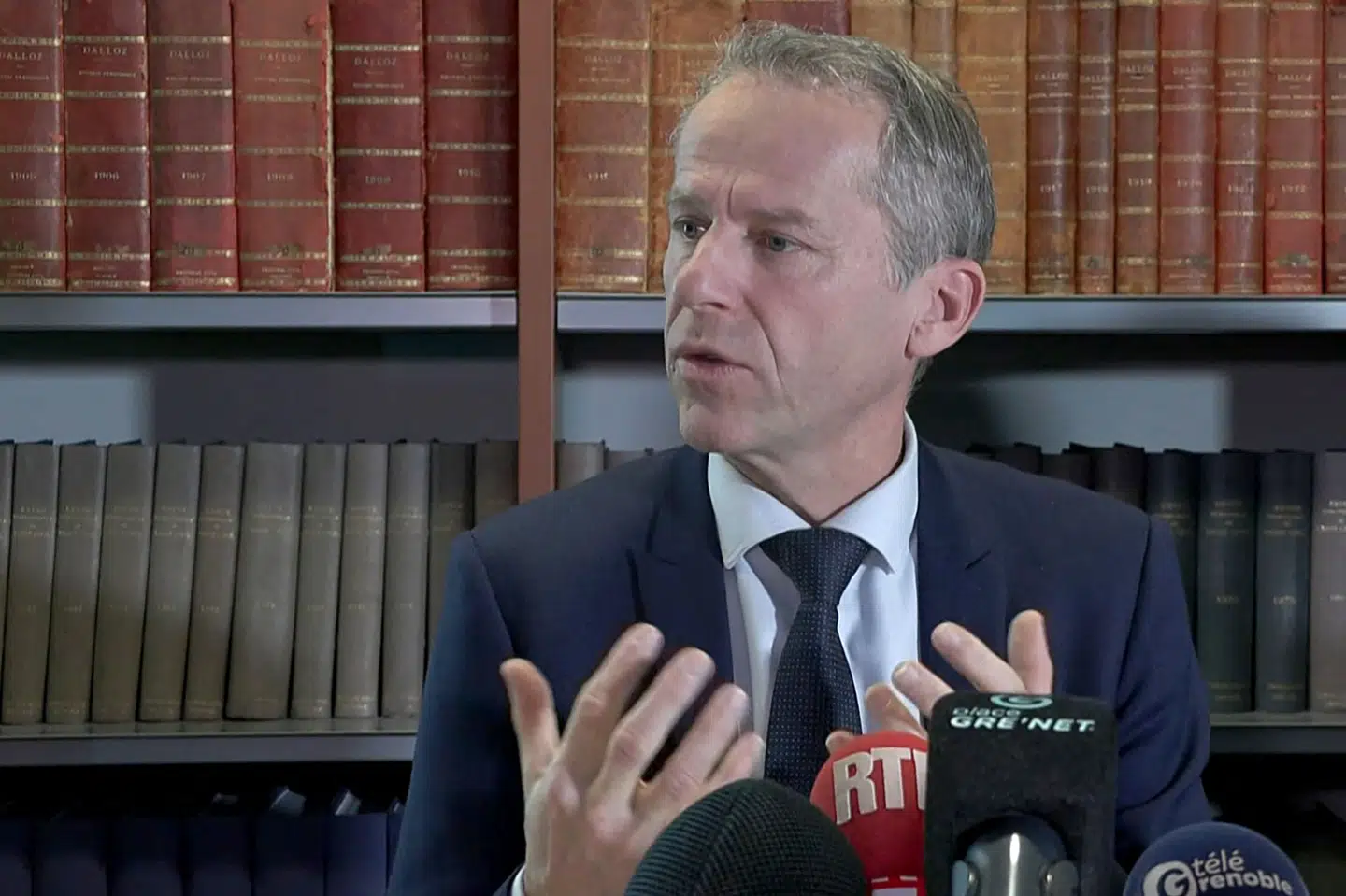 Den franske anklager Etienne Manteaux taler under et pressemøde i Grenoble, hvor en 79-årig mand er tiltalt i stor overgrebssag. Politiet søger nu vidner i sagen.