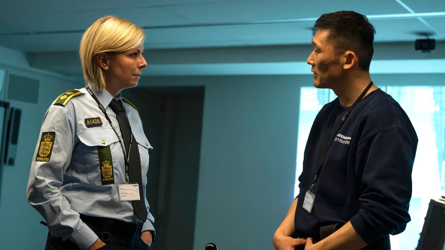 Lene Marie Christensen overfor Thomas Hwan i DR's nye dramaserie 'Uniformen'.