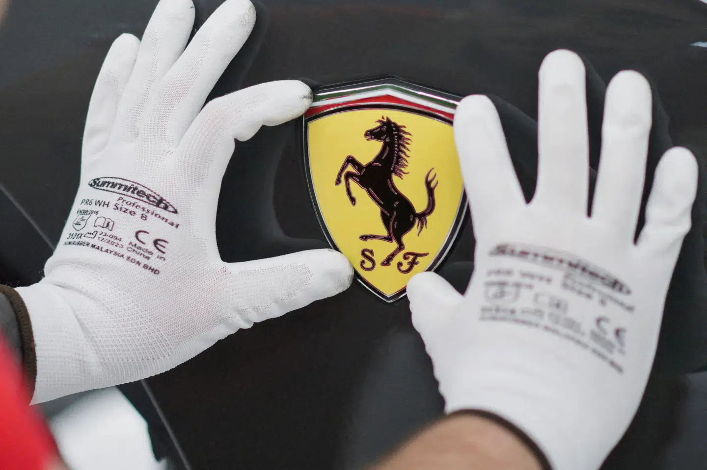 Her ses Ferraris ikoniske logo med en sort, stejlende hingst på en gul baggrund. Ferrari har tirsdag præsenteret et regnskab for 2025, hvor salget voksede syv procent. (Arkivfoto).