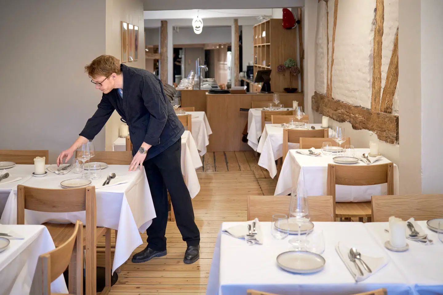 Der er hyggeligt i ugens anmeldte restaurant med bindingsværksvægge og rå plankegulve.