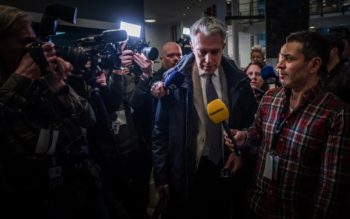 Marius Borg Høibys ene forsvarer, Petar Sekulic, på vej ind til retten i Oslo Tinghus, hvor den anden uge i retssagen mod Marius Borg Høiby tirsdag gik i gang.