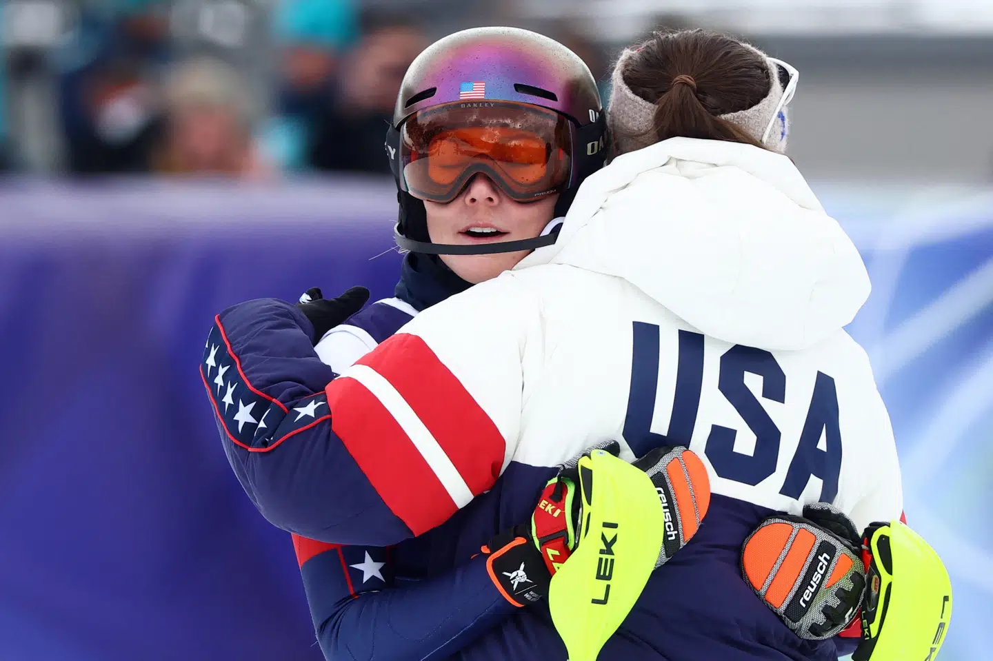 Mikaela Shiffrin skulle bruge et kram ovenpå den store skuffelse ved tirsdagens kombinerede alpinkonkurrence ved vinter-OL.