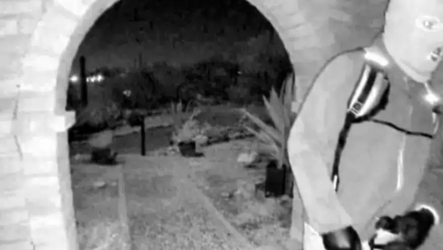 FBI deler billede af maskeret person i sag om nyhedsværts mors forsvinden