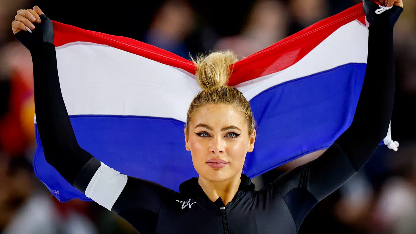 Hollandske Jutta Leerdam løb med OL-guldet, da hun mandag vandt 1000 meter i speedskating. Hendes præstation og opførsel har vakt stor opsigt de seneste dage.