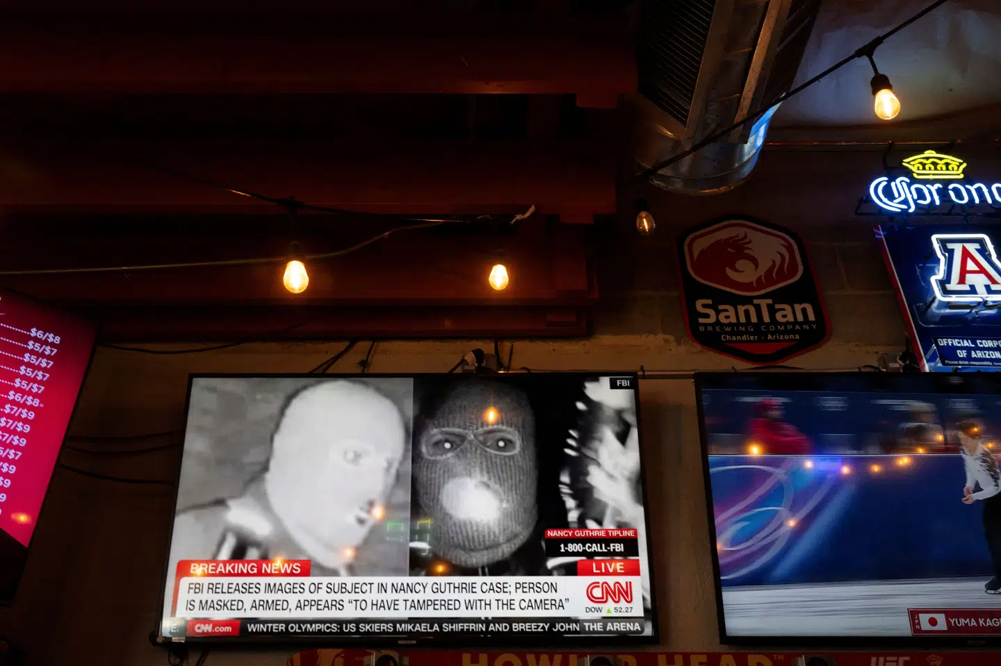 Et tv på en restaurant i Tucson i Arizona ses vise nyhedsudsendelse, hvor overvågningsbilleder fra den forsvundne Nancy Guthries hjem indgår.