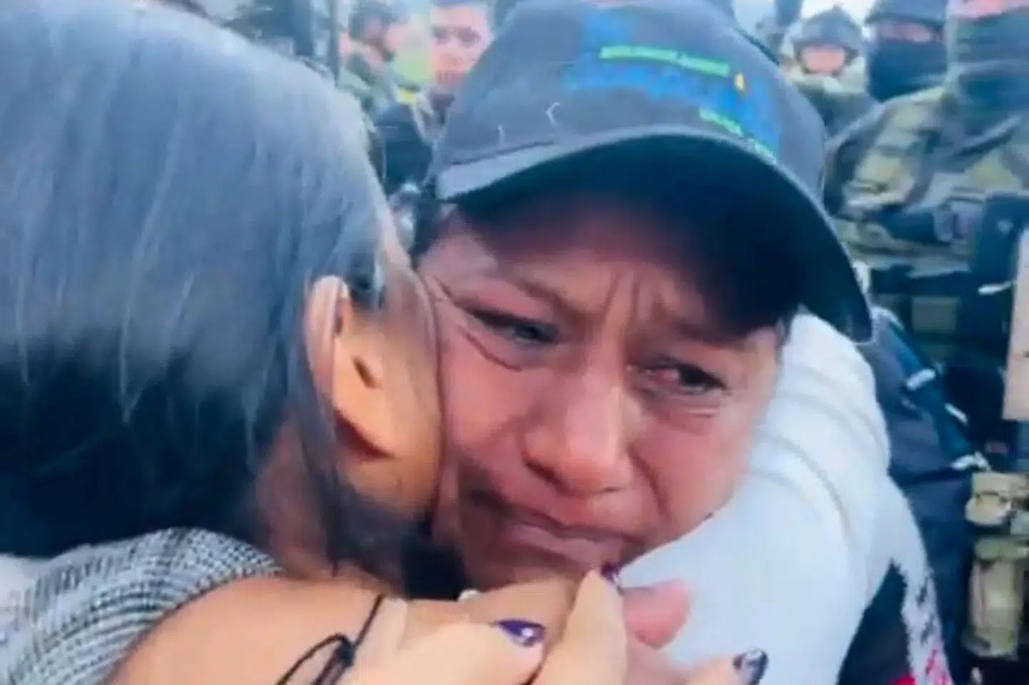 Billede fra videooptagelse offentliggjort af Colombias forsvarsministerium viser den colombianske senator Aida Quilcue, mens hun omfavner folk efter at være blevet befriet fra en kidnapning i Cauca.