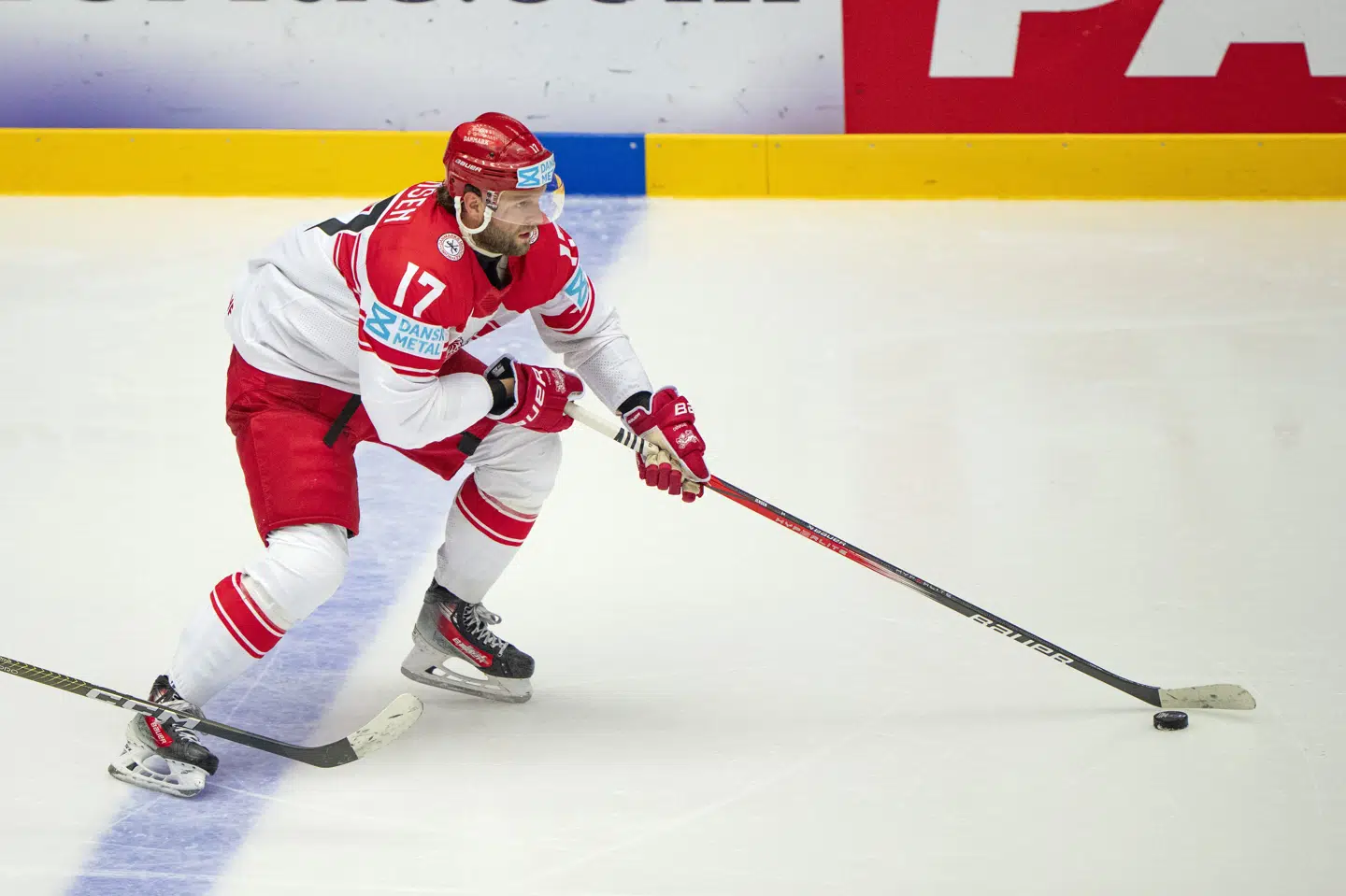 Nicklas Jensen har i mange år været en af landsholdets bærende spillere. Her er han på isen mod Kasakhstan ved VM i Herning sidste år. (Arkivfoto).