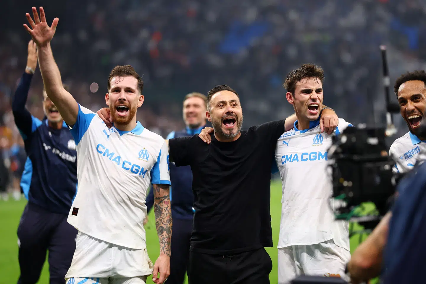 Pierre-Emile Højbjerg (til venstre) har i hele perioden under De Zerbi (i midten) haft en nøglerolle for Marseille. Nu skal danskeren have ny træner. (Arkivfoto).