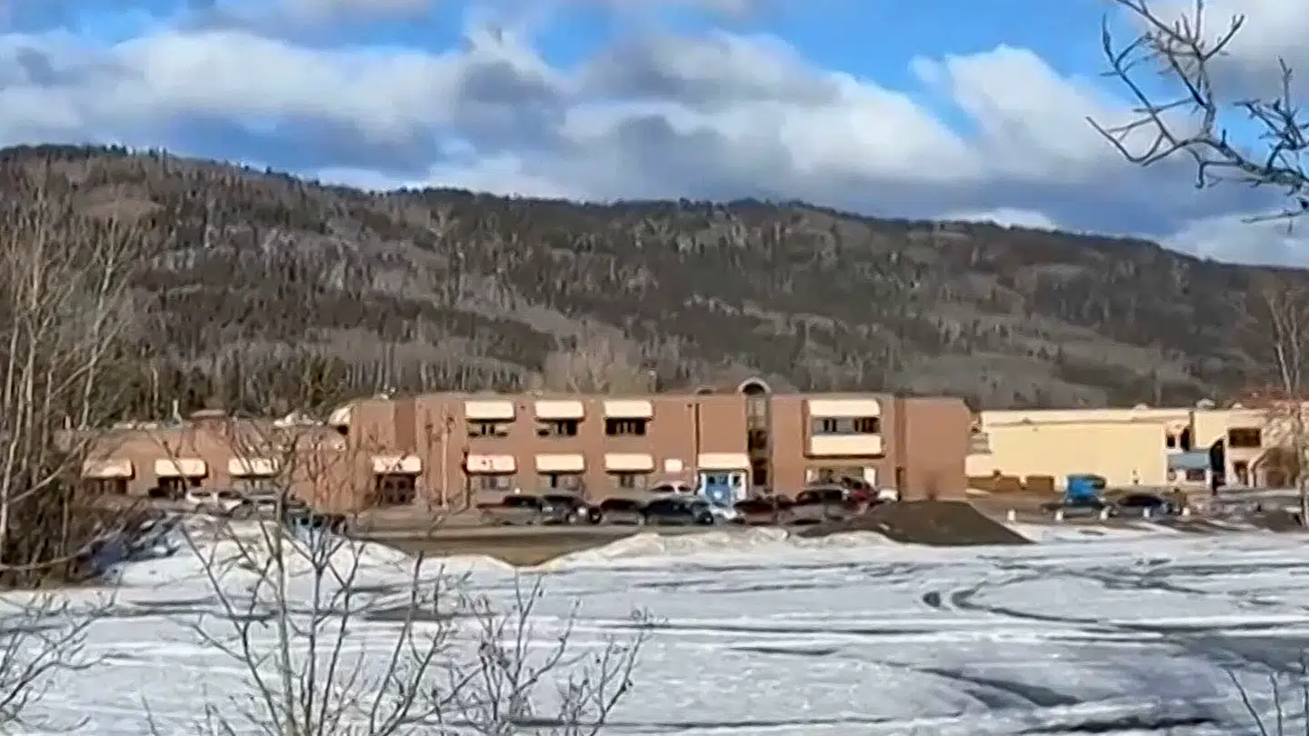 Skolen i Tumbler Ridge, Canada, hvor det tragiske skoleskyderi fandt sted.