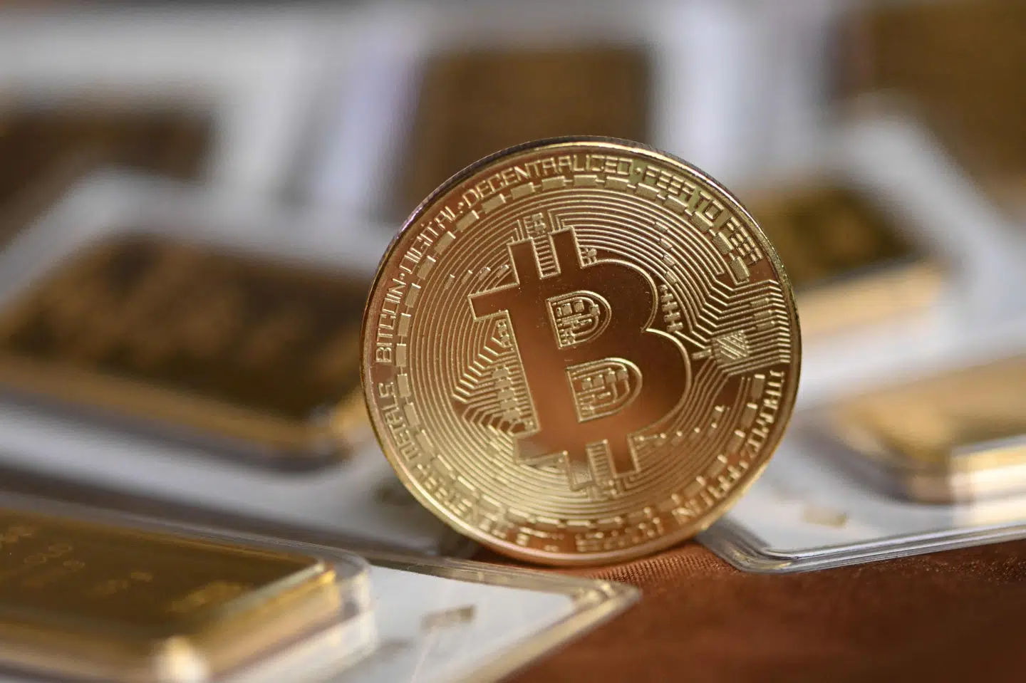 Bitcoin er den nok mest kendte kryptovaluta i verden. Selv om mønten på billedet er lavet af guld, så er bitcoin en digital valuta, der ikke handles fysisk. (Arkivfoto).